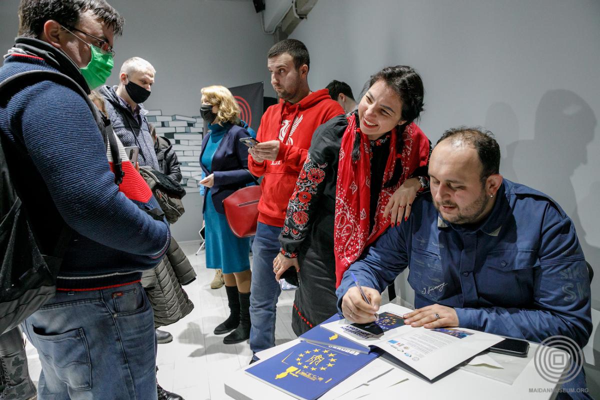 Станіслав Федорчук підписує даровані альбоми "Євромайдан у Донецьку. Історія боротьби за гідність"