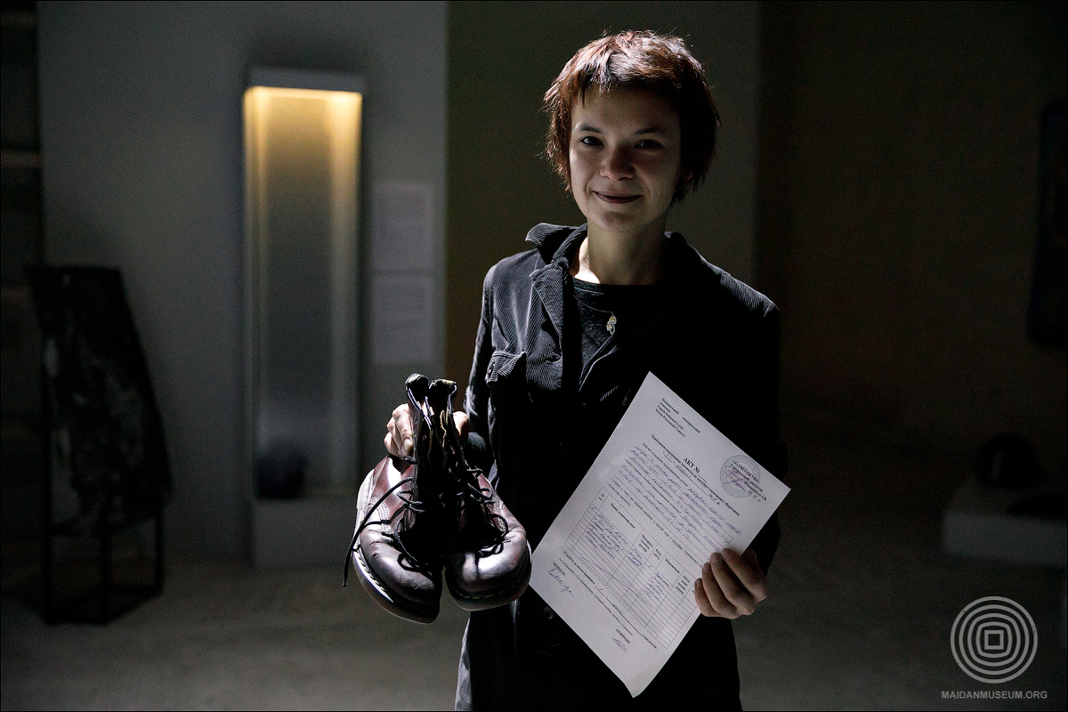 Олена Оногда, учасниця Революції Гідності, передала музею свої закіптюжені черевики, в яких перебувала на Євромайдані