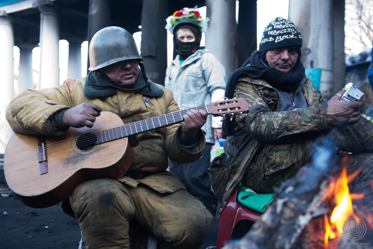 Іван Любиш-Кирдей Протестувальники на барикаді біля колонади стадіону “Динамо” 2 лютого 2014 року