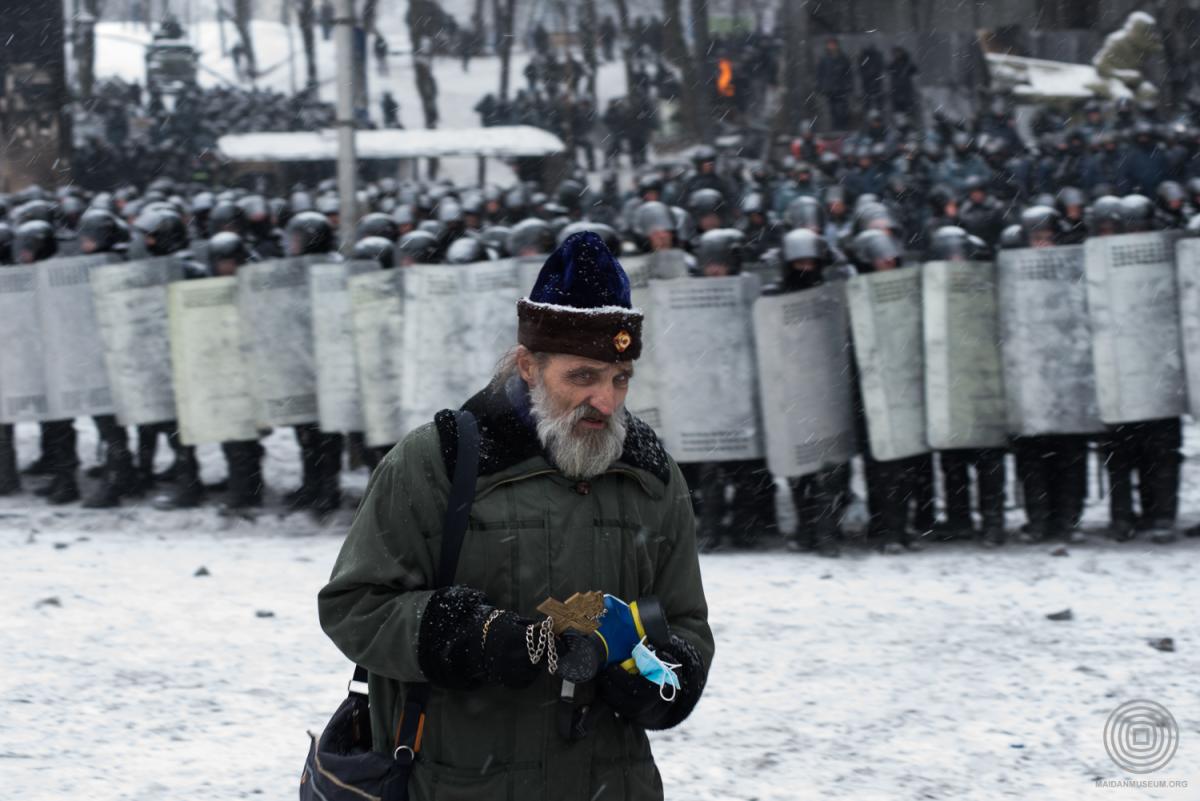 Іван Любиш-Кирдей Священнослужитель перед лінією силовиків на вулиці Михайла Грушевського 22 січня 2014 року 