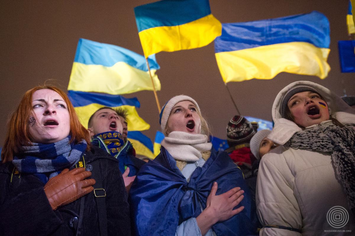 Олексій Фурман Євромайданівці виконують гімн України 28 листопада 2013 року