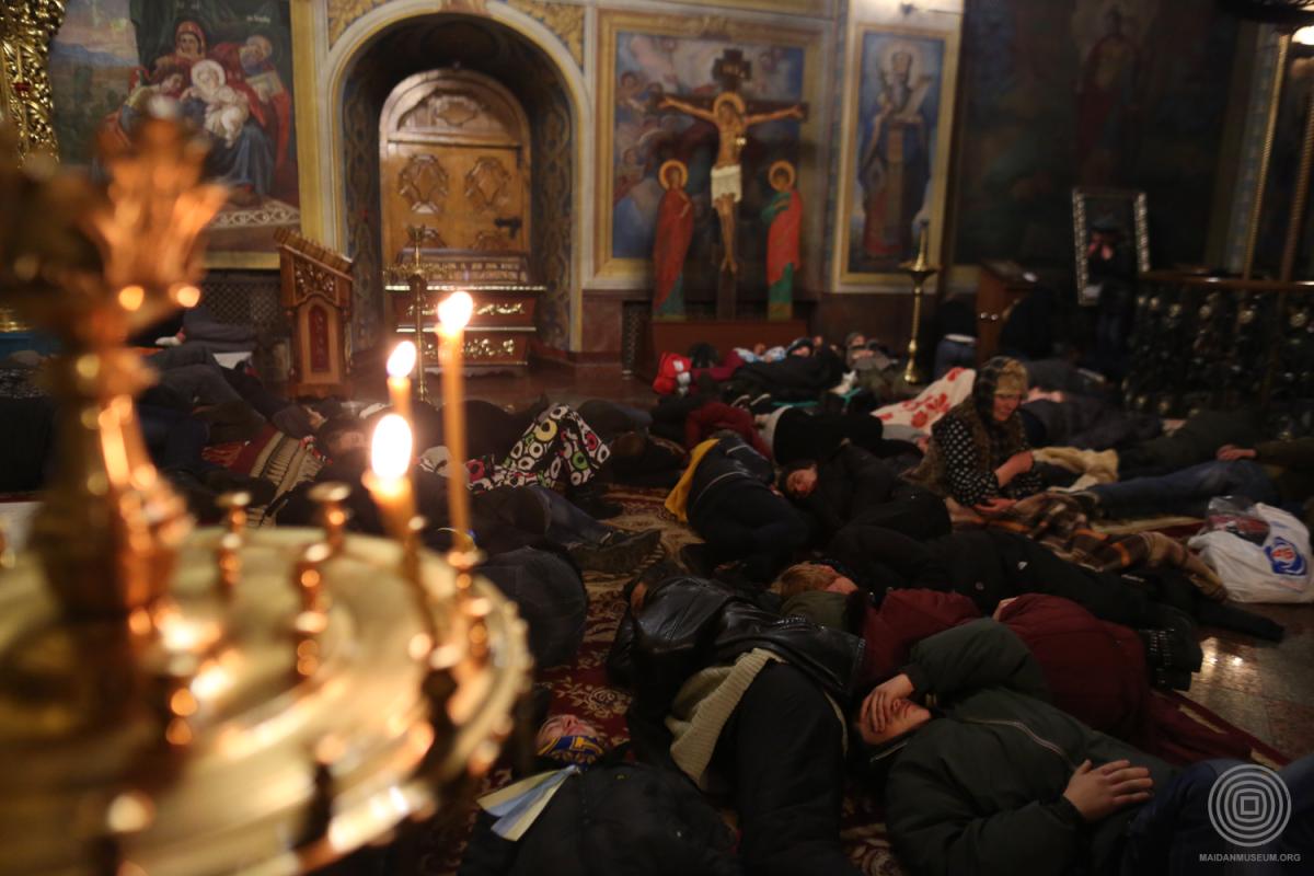 Максим Баландюх Протестувальники в Михайлівському соборі 21 листопада 2013 року 