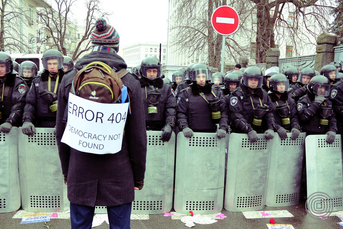 Сергій Бабенко  Протестувальник перед силовиками 8 грудня 2013 року