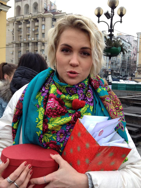Директорка дому моди "Frolov" Анна Лукашевич придумала акцію "Привітай листом майданівця", і з нагоди Дня святого Валентина до Києва прийшли дві тисячі листів