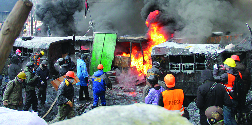 Автотехніка міліції, якою 19 січня було перегороджено рух демонтстрантів до Верховної Ради. Того ж вечора автобуси були сдпалені.