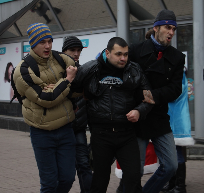 Активісти (праворуч Олексій Біда) ведуть провокатора, який намагався зірвати мітинг у Луганську, 29 грудня 2014 рік. Світлина: ostro.org