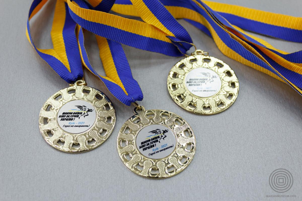 Медалі для учасників забігу "Шаную воїнів, біжу за героїв України"